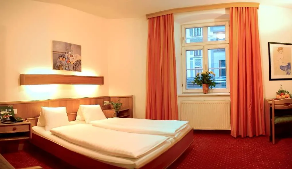 Hotel Goldene Krone Innsbruck 3*,  Austria